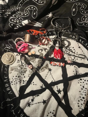 Alternativa smycken  - Stort smyckespaket med smycken i olika stilar och olika skick! Köp antingen alla via ”köp nu” funktionen eller om du hittar ett eller flera enskilda du vill ha kan du kontakta mig så kommer vi överens om pris! 🦇🖤