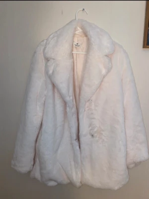 Vit fluffig pälsjacka - Supersöt vit pälsjacka. Perfekt för dig som vill ha en mysig och trendig look. Säljer för att den inte kommer till användning!🤍Original pris: 800 kr