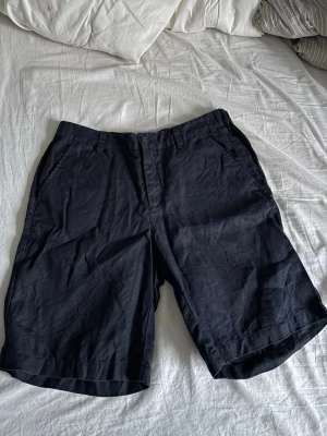 Linne shorts - Säljer ett par linne shorts, använda fåtal gånger så skickat är som ny skick. Hör av dig vid fler funderingar. 