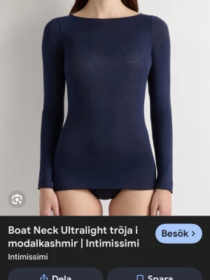 Mörkblå långärmad topp Intimissimi - Supersnygg mörkblå långärmad topp från Intimissimi i en tunn och mjuk modal-kashmirblandning. Toppen har en klassisk båtringning och sitter tight mot kroppen, perfekt att styla med jeans eller kjol. Inga defekter eller sådant 