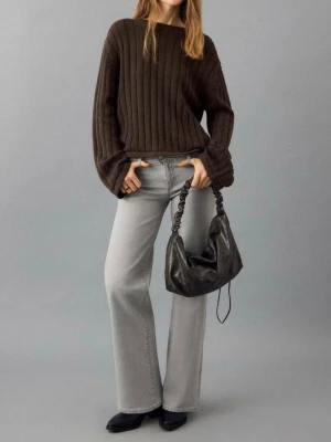 Brun ribbstickad tröja med öppen rygg - brun ribbstickad tröja med rund hals och långa ärmar. Baksidan har en öppen design med två knytband. Aldrig använt, hör av er vid frågor! Storlek 152 barn men passar xs.