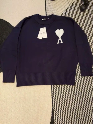 Mörkblå ami paris tröja - Helt ny tröja i storlek S,aldrig använd priset kan diskuteras