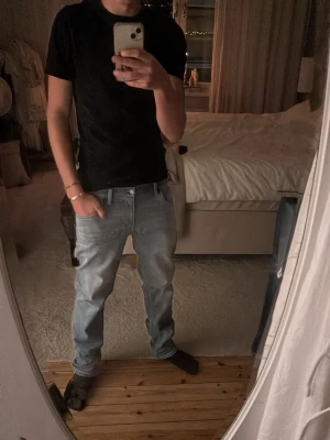 Levi's 502 ljusblå jeans straight fit - Säljer ett par klassiska ljusblå Levi's 502 jeans med straight fit. Jeansen har fem fickor, normal passform och är tillverkade i mjukt bomullsjeansmaterial. Perfekta för en avslappnad och stilren look.