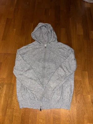 Zip hoodie - Skick 6/10 lite nopprig. Passar den runt 160-170cm. Snabb affär prioriteras 