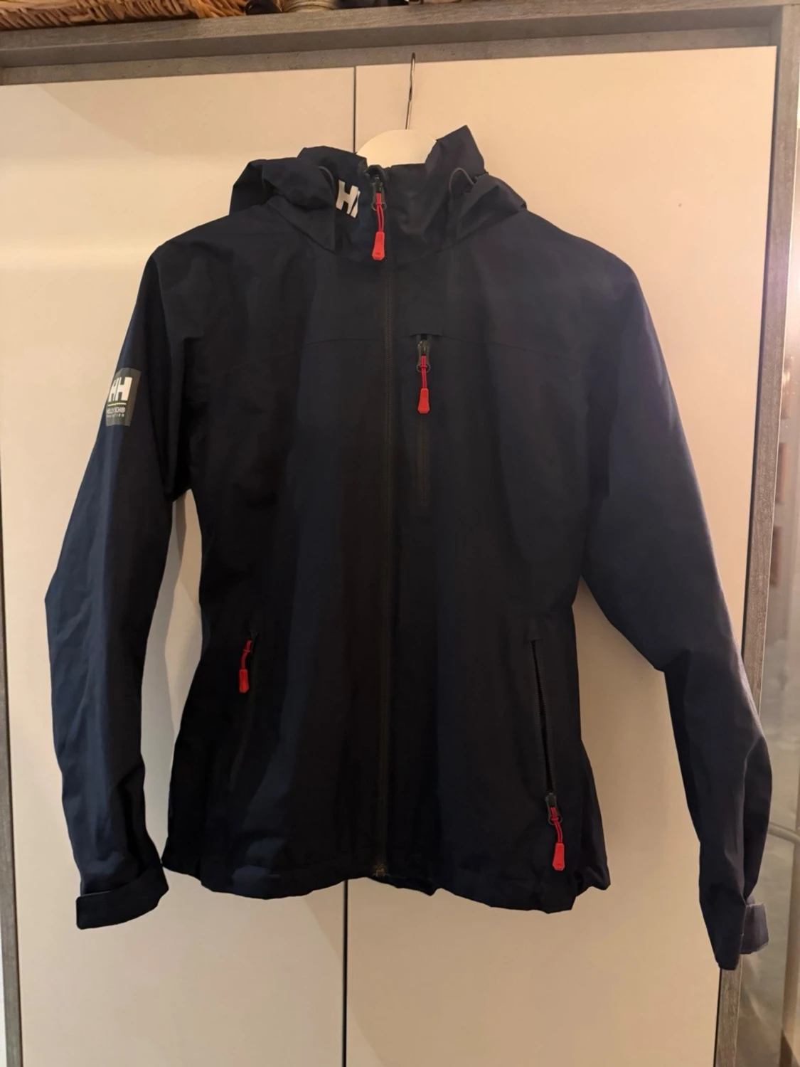 Mörkblå regnjacka från Helly Hansen