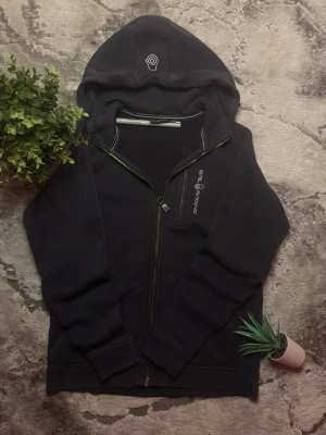 Sail Racing - Sail Racing kofta  - Storlek: 160📏  - Skick: 8/10♻️   - Pris: 350kr💵   - Färg: Svart - Frakt: Fraktas samma dag, anländer till ditt hus inom 3-4 dagar🚚   Tveka inte att skriva vid minsta fråga!💭