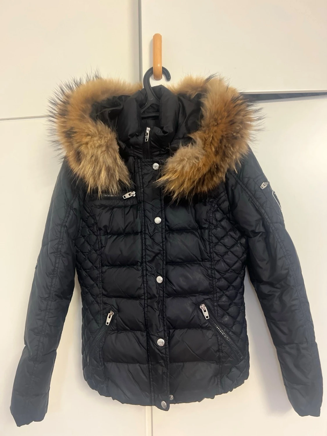 Svart pufferjacka Rockandblue med päls - 4