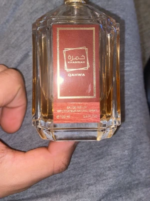 Khamrah Qahwa Eau de Parfum - Trendig parfym med elegant design och 100 ml volym. Perfekt för dig som vill sticka ut med en unik doft. Eau de Parfum-variant för långvarig effekt. De är ungefär lite mer än hälften kvar 