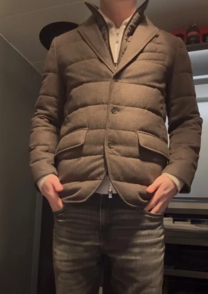 Lindbergh Black - dunjacka - Säljer en brun dunjacka från Lindbergh Black i storlek S. Jackan har quiltad design, klassisk krage och dragkedja med yttre knäppning. Fylld med äkta dun och fjädrar för extra värme. (Garanterad värme under kalla vinterdagar) jackan är helt ny och endast använd 1 gång under en solig vinterdag så inga defekter. Nypris: 4999kr pris kan diskuteras