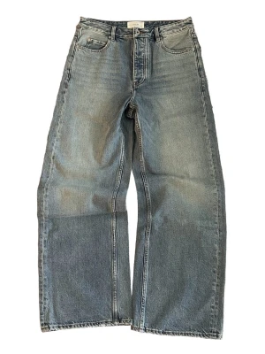 Wide/Baggy Vuja De Jeans - Säljer ett par riktigt schyssta wide baggy jeans från Vuja Dé i ljusblå tvättad denim. Aldrig använda endast testade. Passar för dig om du gillar baggy/mer loose kläder. Storlek S / Typ 30 Waist, Längd 109 cm, hem width 26.5 cm