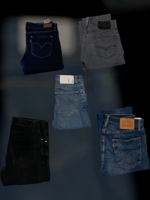 Levi's & Tiger of Sweden Jeans i olika färger - Flera par Levi's & Tiger of Sweden jeans säljes, finns i blått, mörkblått, grått och svart. Klassisk femficksmodell med raka ben och ikonisk Levi's-lapp bak. Jeansen är tillverkade i slitstarkt denim. 200kr styck eller alla för 750kr.      W29 på tre stycken och 31 på dom andra två.🔥