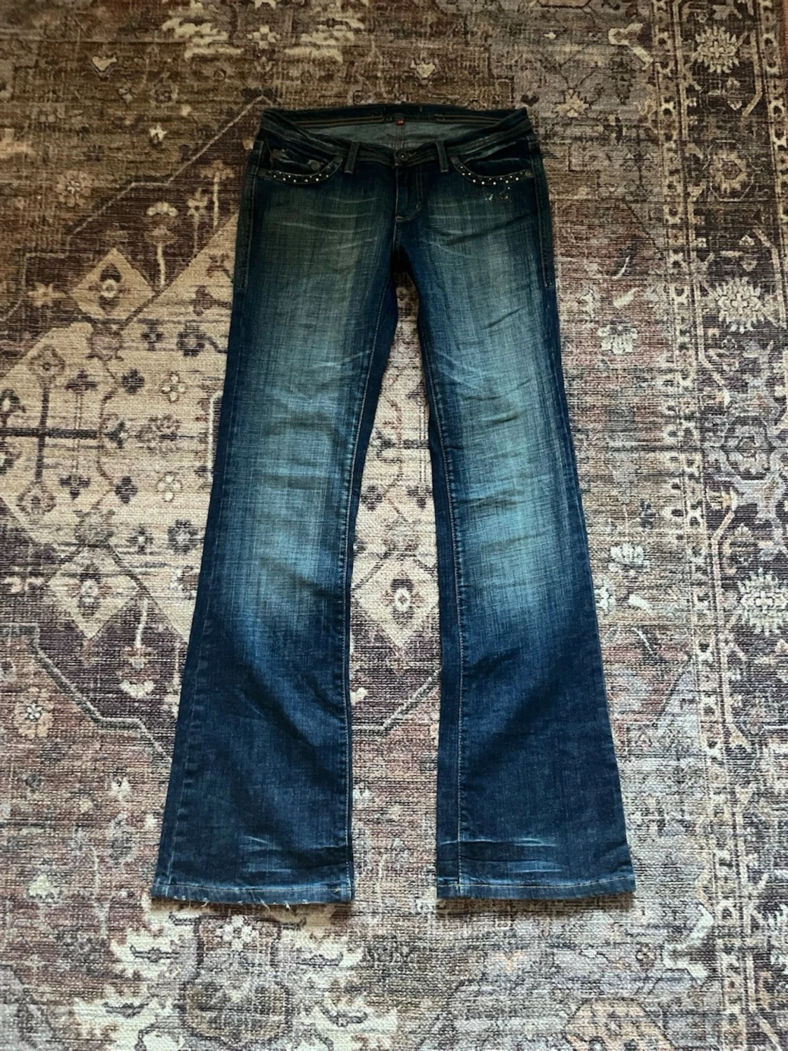 Blå bootcut jeans med nitar och broderi