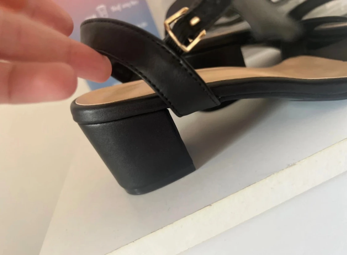 Svarta sandaler med låg klack, strl 38 - 1