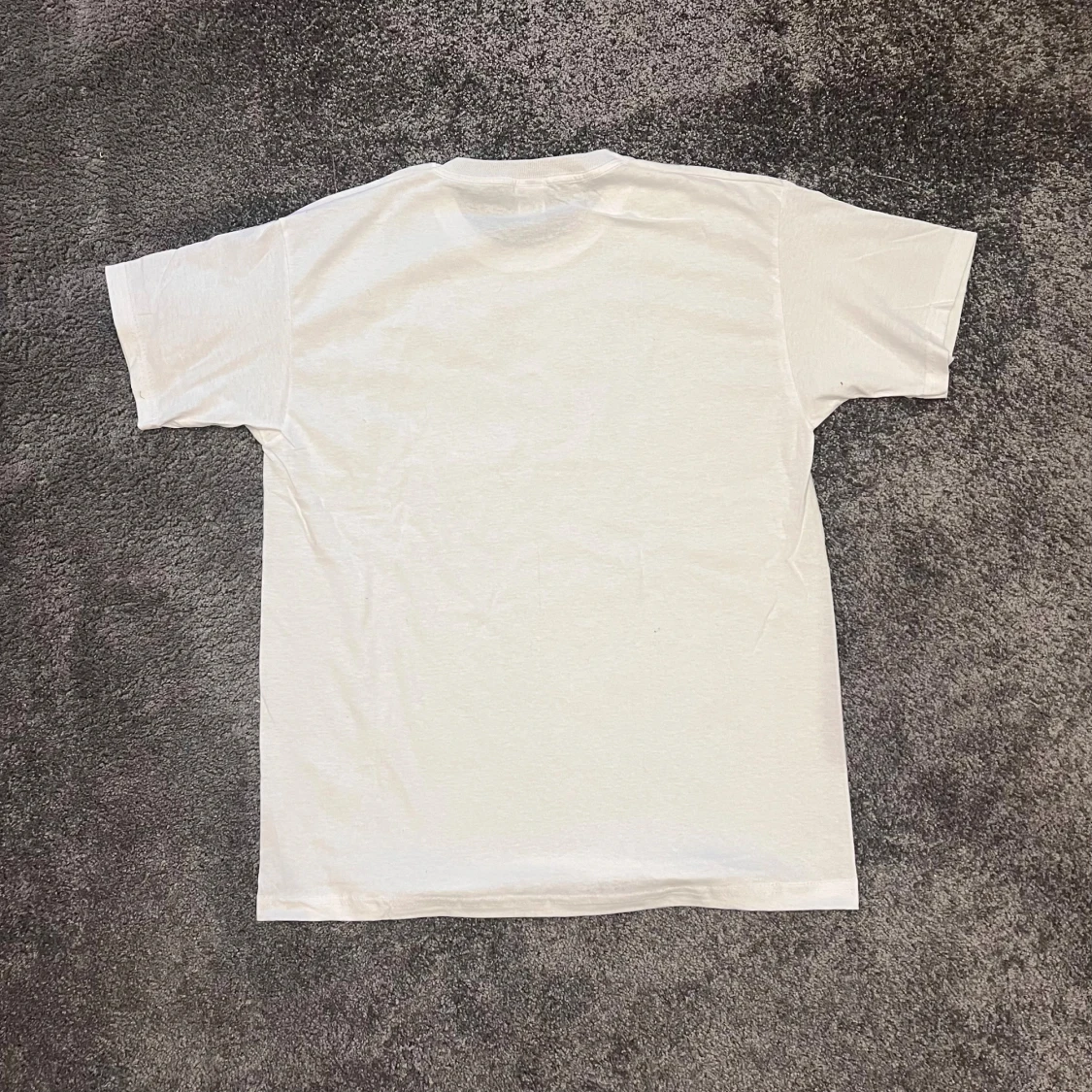 Vit t-shirt med grafiskt tryck - 3