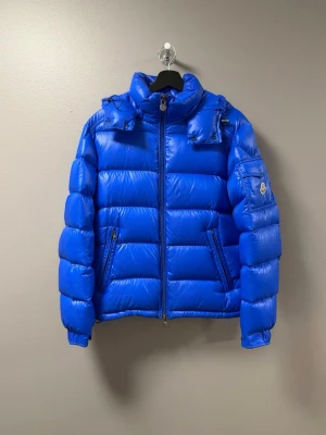 Moncler Jacka Maya  - ‼️VI TAR EJ BYTEN‼️ Moncler Maya Jacka | Skick: 9,5/10 | Storlek S fits M | ingår kvitto & taggar vid köp 🧾| Fraktar inom 24 timmar efter köp 📦💨 | Hör av dig vid minsta fråga eller fundering 💭 