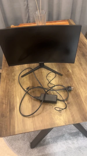 Mision 5G Curved Monitor - Snygg och modern Mision 5G böjd skärm med strömadapter. Skärmen har en stilren design med blå detaljer på baksidan och är i gott skick utan synliga repor eller skador. Perfekt för gaming eller kontorsarbete. Levereras med original fot och strömkabel. pris kan inte diskuteras detta är lägsta jag kan gå.