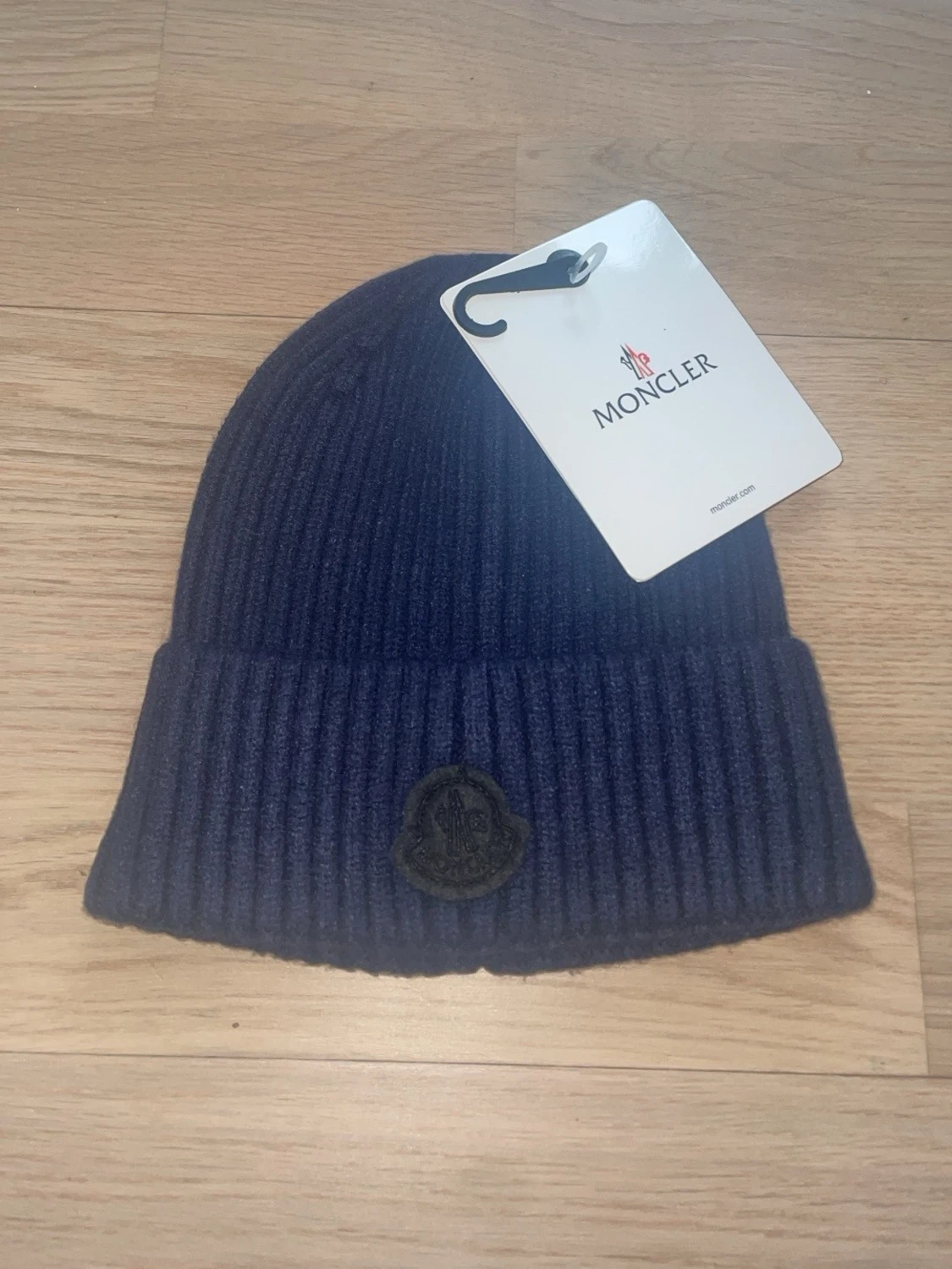 Mörkblå ribbstickad mössa Moncler