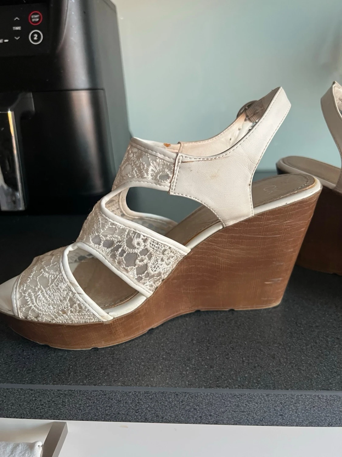 Vita kilklackade sandaler med spets - 4