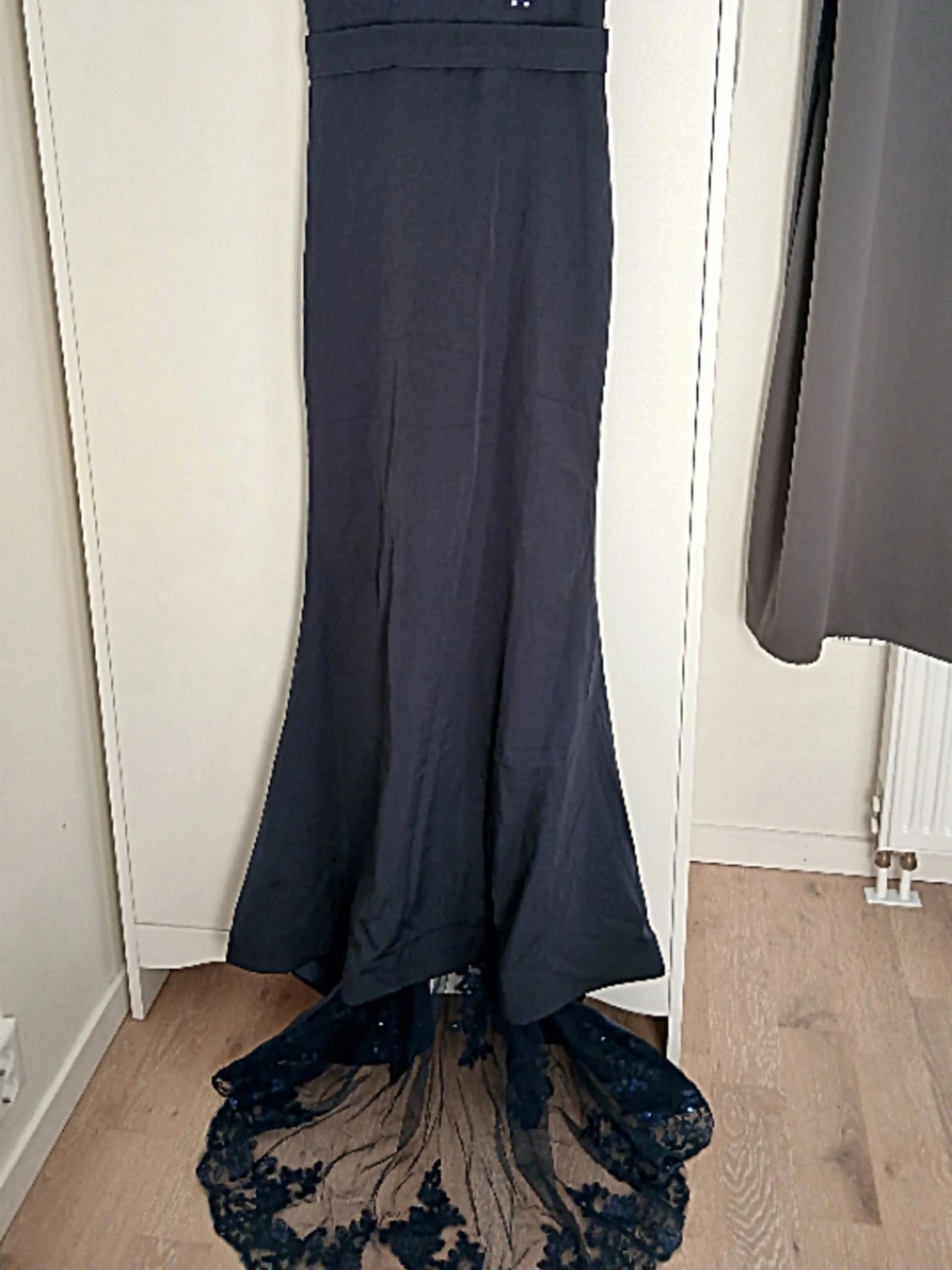 Elegant mörkblå balklänning med paljettbroderad överdel & spetsdetaljer - 1