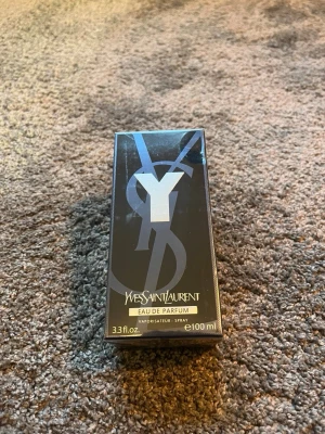 Yves Saint Laurent Eau de Parfum - Stilren parfym från Yves Saint Laurent, Eau de Parfum i 100 ml flaska.  Helt oöppnad. JAG STÅR FÖR FRAKTEN om man inte prutar för mycket.