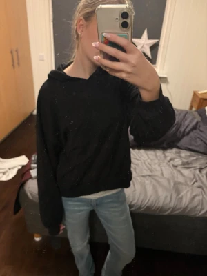 Svart hoodie - Svart hoodie ifrån HM i st M❤️är lite kortare i modellen och skulle säga att hoodien sitter lite mer som S
