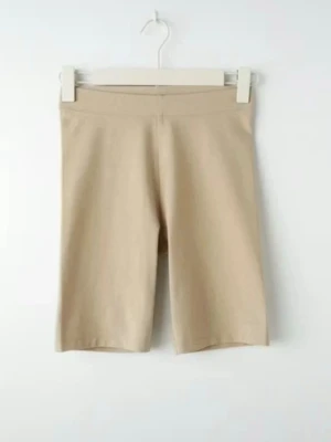Beige cykelshorts i bomull - Säljer ett par beige cykelshorts med midwaist passform. De är tillverkade i mjuk bomull och har en enkel, stilren design utan detaljer eller mönster. Perfekta för dig som gillar en clean och chill look.