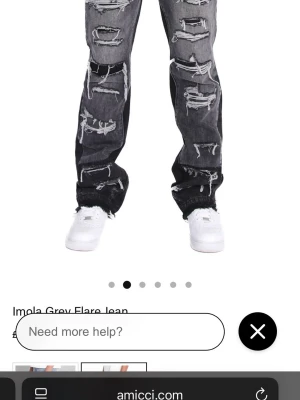 Amicci flared jeans - Säljer ett par grå jeans från Amicci med rejält slitna detaljer och råa kanter. Modellen är flared och har en mörk tvätt med kontrasterande slitningar framtill och på bakfickan. Jeansen är i princip nya, endast använda 2-3 gånger. De är även slutsålda överallt.  Hör av dig vid frågor osv:) 