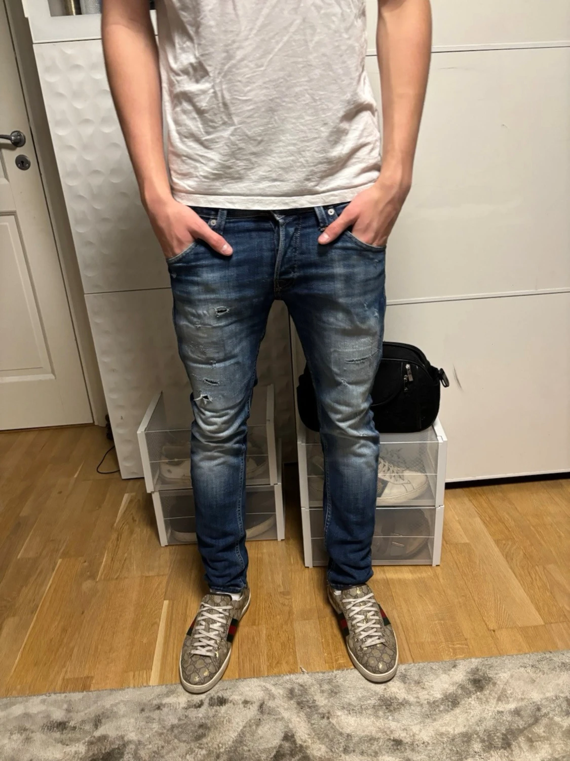 Blå jeans med slitningar - 2