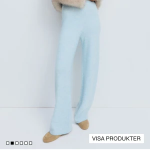Ljusblå stickade wide byxor - Supermjuka ljusblå stickade byxor med hög midja och wide fit. Perfekta för chill dagar och har en riktigt skön känsla mot huden. Materialet är stickat och ger en avslappnad vibe. Passar dig som gillar bekväma och trendiga plagg.