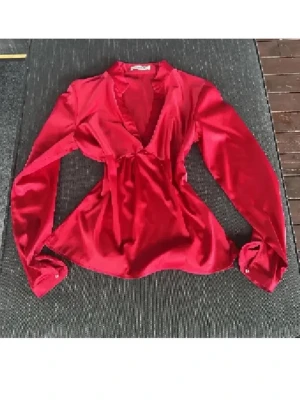 Julblus❤️ - Jättefin satinblus perfekt till jul o nyår❤️ Strl 38 på den men passar perfekt på xs/s så som på bilderna❤️ Såååå snygg. Använd gärna köp nu