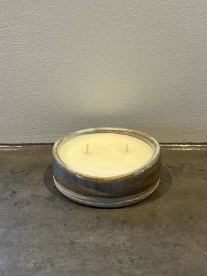 Keramik ljus - Rund keramikskål med ljus. Gjort på sojavax, brinntid 8-9h