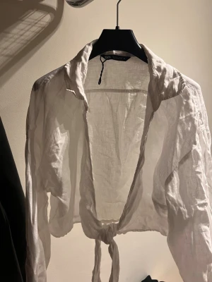 Tröja Zara - Halvskjorta från Zara. Aldrig använd. Passar till kjol, högmidjade jeans eller till stranden. 