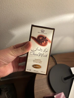 Choco Musk 50ml mist - Choco Musk Fragrance Mist, 50 ml, 80% vol. Ingredienser: Parfum, Aqua, Benzyl Benzoate, Anise, Benzotriazole Dodecyl, p-Cresol, CI 16255, CI 19140. Perfekt för dig som vill sticka ut med något unikt.