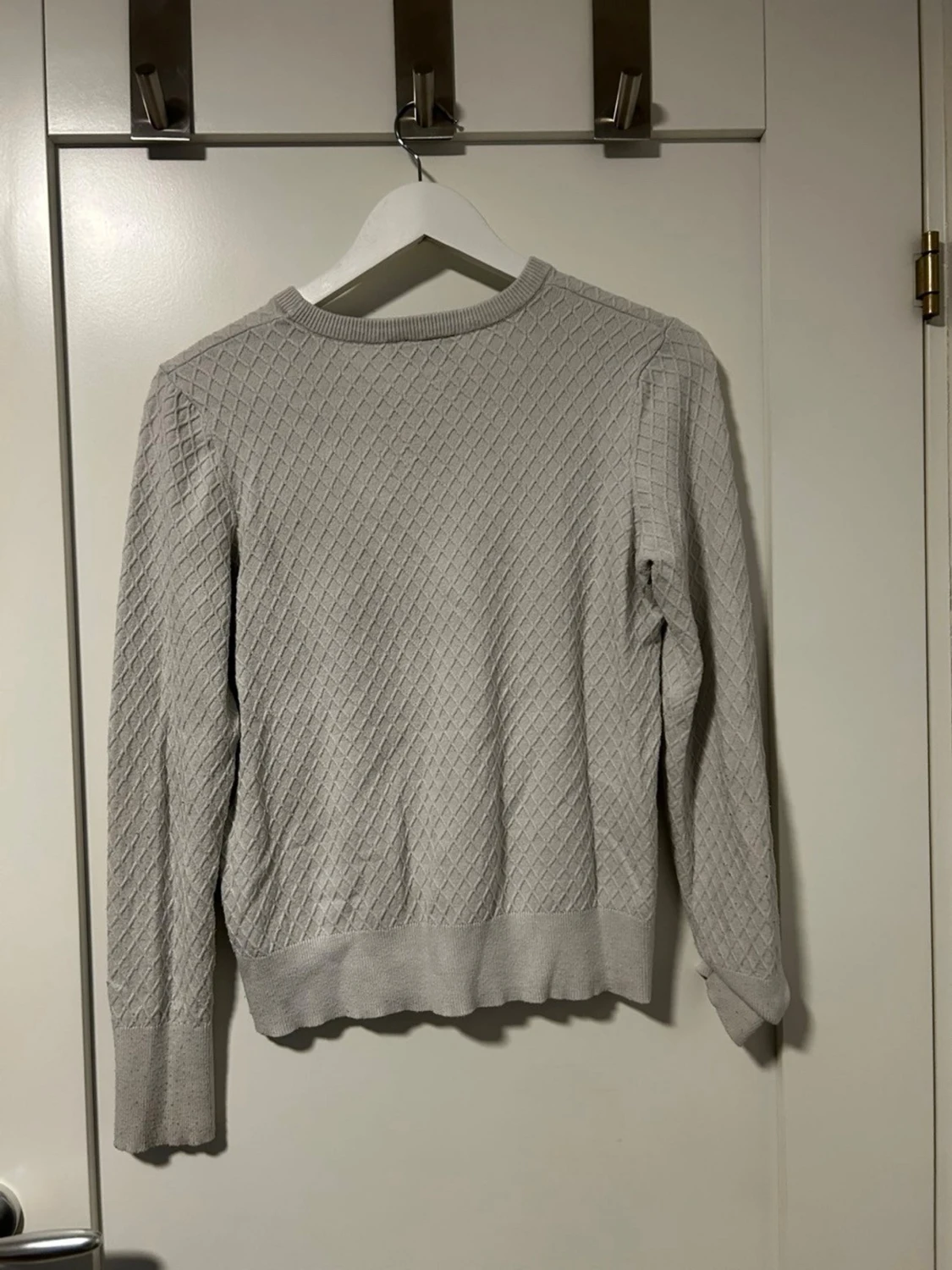 Beige/ grå stickad tröja med diamantmönster - 1