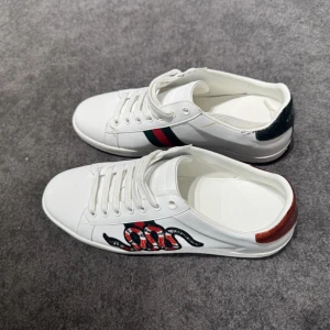Gucci Ace Snake skor vita - Riksfeta Gucci Ace Snake skor som är i nästan perfekt skick och passar med nästan vilken outfit som helst.