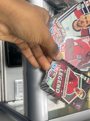 Ronaldo älskare - Bilderna visar samlarkort med fotbollstema, inte någon väst. Ingen väst kan beskrivas eller taxonomier matchas.