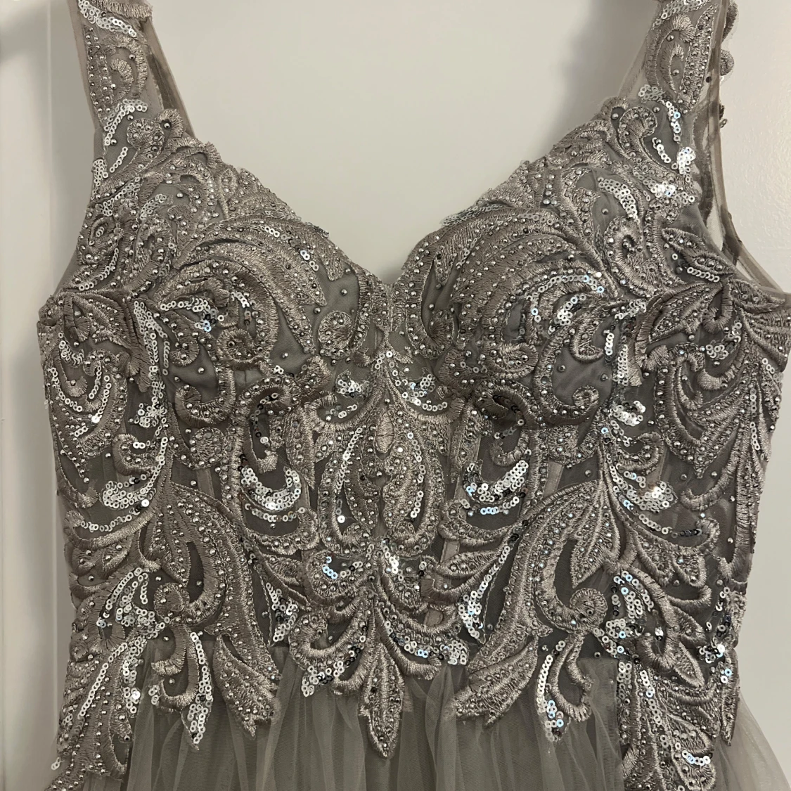 Silverfärgad långklänning med paljetter - 2