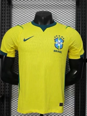 Brasilien Nike fotbollströja gul - Snygg gul Brasilien fotbollströja från Nike med gröna detaljer och blå Nike-logga. Tröjan har rund hals med grön kant och Brasilien-emblem på bröstet. Perfekt för dig som älskar fotboll och vill visa ditt stöd för landslaget. ALLA STORLEKAR FINNS!