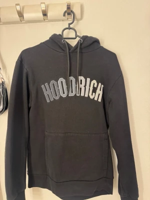 Hoodrich hoodie  - Säljer en hoodrich hoodie köpt från deras egna hemsida och är köpt för 899kr. Hoodien har en inbyggd ficka i ena armen. Säljer då den inte kommer till användning längre. 