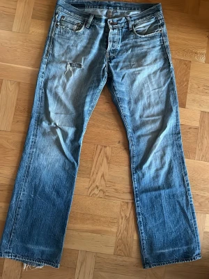 Bootcut jeans - Säljer ett par vintage bootcut jeans från Jack and Jones med riktigt färg och fet slitning. Hör av dig vid frågor eller funderingar!