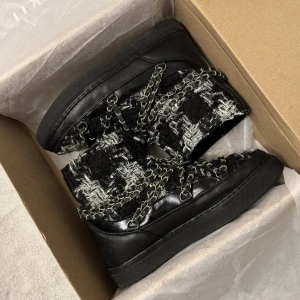 Inuikii vinterskor  - Superfint skick. Originalkartong medföljer. Fler inuikii vinterskor finns i min profil. 