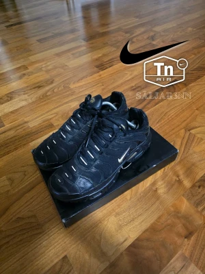 Nike Air Max Plus Tn - ⚫️❗️Black Friday Erbjudande❗️⚫️               👟 Nike Air Max Plus TN – Svart/Guld (Strl 43) 👟 Snygga Nike TN i svart med gulddetaljer. Ikonisk modell med bekväm Air Max-dämpning och bra passform. Använda men i fint och välskött skick. Inga större defekter, sulan i bra skick och skorna är hela och fräscha. Perfekta till vardag, streetwear, gym och skola.