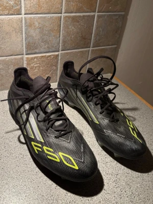 Adidas F50 svarta fotbollsskor - Adidas f50 elite i bra skick, använda ca 10 gånger. Pris ej hugget i sten. Storlek 43 1/3.
