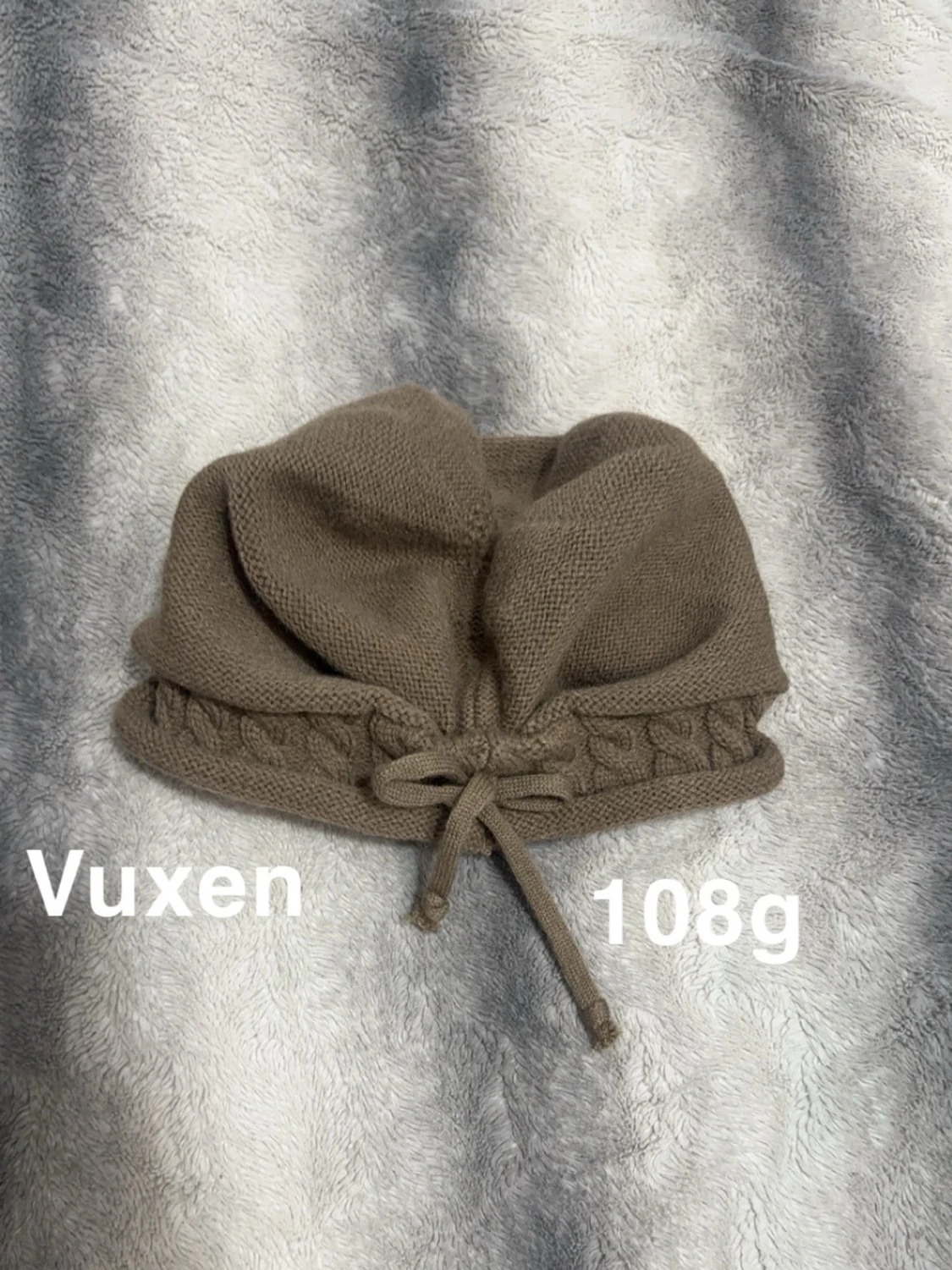 Brun stickad mössa med snörning