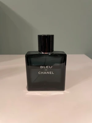 Bleu de Chanel 50 ml - Bleu de Chanel Eau de Toilette är en klassisk, fräsch parfym med noter av bl.a grapefrukt, citron, mint, peppar och cederträ. Den passar bra till vardagliga tillfällen som skola, jobb, gymmet mm. Den är i mycket bra skick och har ungefär 30 ml kvar. Kan även ta emot byten.