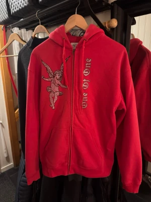 One of one zip hoodie - Storlek L i färgen röd, bra skick 