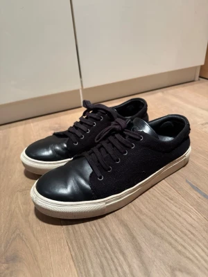 Garment Project sneakers - Säljer ett par svarta sneakers från Garment Project i storlek 44. 