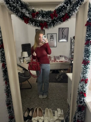 Ljusblå madlady jeans låg midja - Snygga ljusblå lågmidjade jeans från Madlady. Använda 1-2 gånger, kostar 799 nypris. Skriv privat för fler bilder.