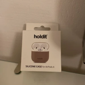 Holdit airpodsskal - Helt nytt airpodsskal från holdit, säljer då jag köpte till fel modell! Orginalpris är 150 kr, jag säljer de för 79!!❣️färgen är mocha och de passar airpods 4.