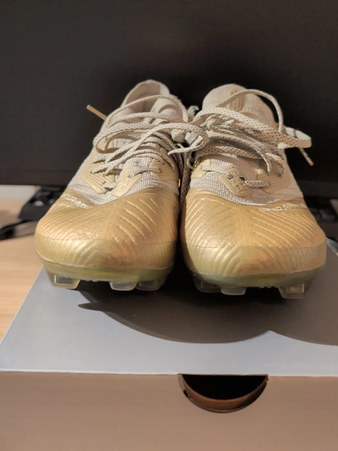 Beige fotbollsskor från Under Armour - 1